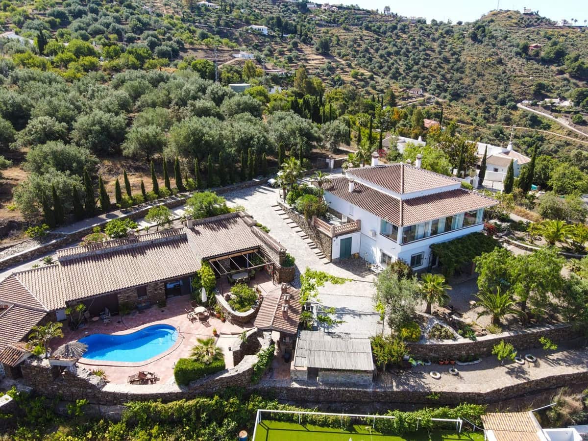 6 bedroom Villa for sale in Sayalonga with pool garage - € 890,000 (Ref: 9860659)
