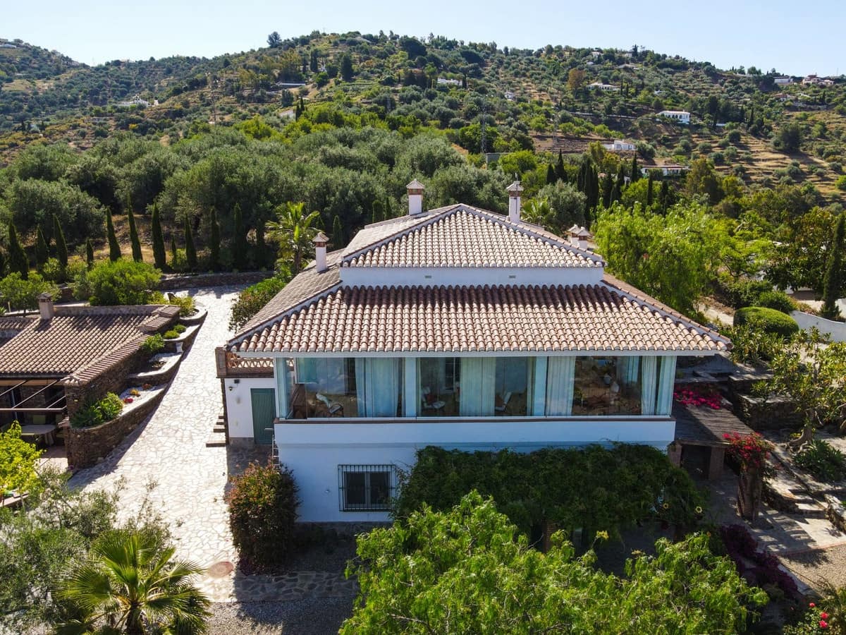 6 bedroom Villa for sale in Sayalonga with pool garage - € 890,000 (Ref: 9860659)