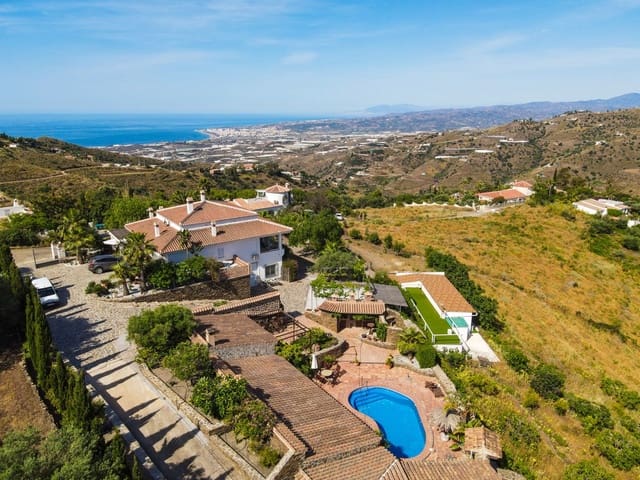 Chalet de 6 habitaciones en Sayalonga en venta con piscina garaje - 890.000 € (Ref: 9860659)