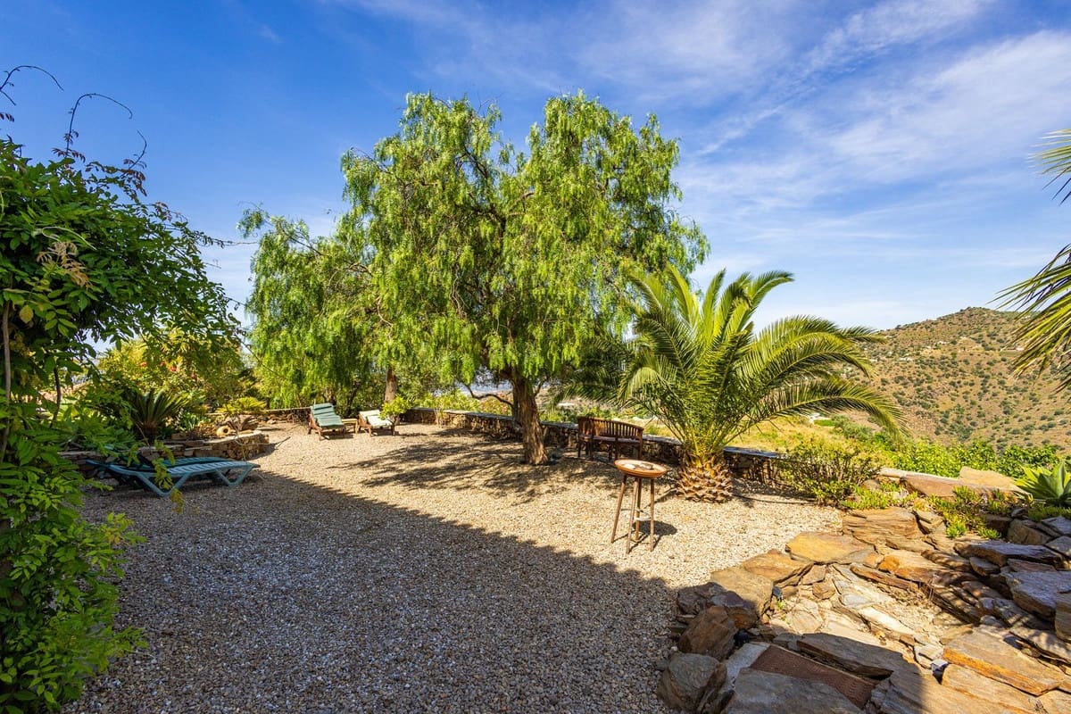6 bedroom Villa for sale in Sayalonga with pool garage - € 890,000 (Ref: 9860659)