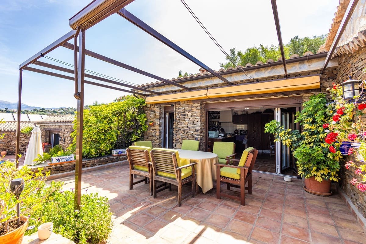 6 bedroom Villa for sale in Sayalonga with pool garage - € 890,000 (Ref: 9860659)