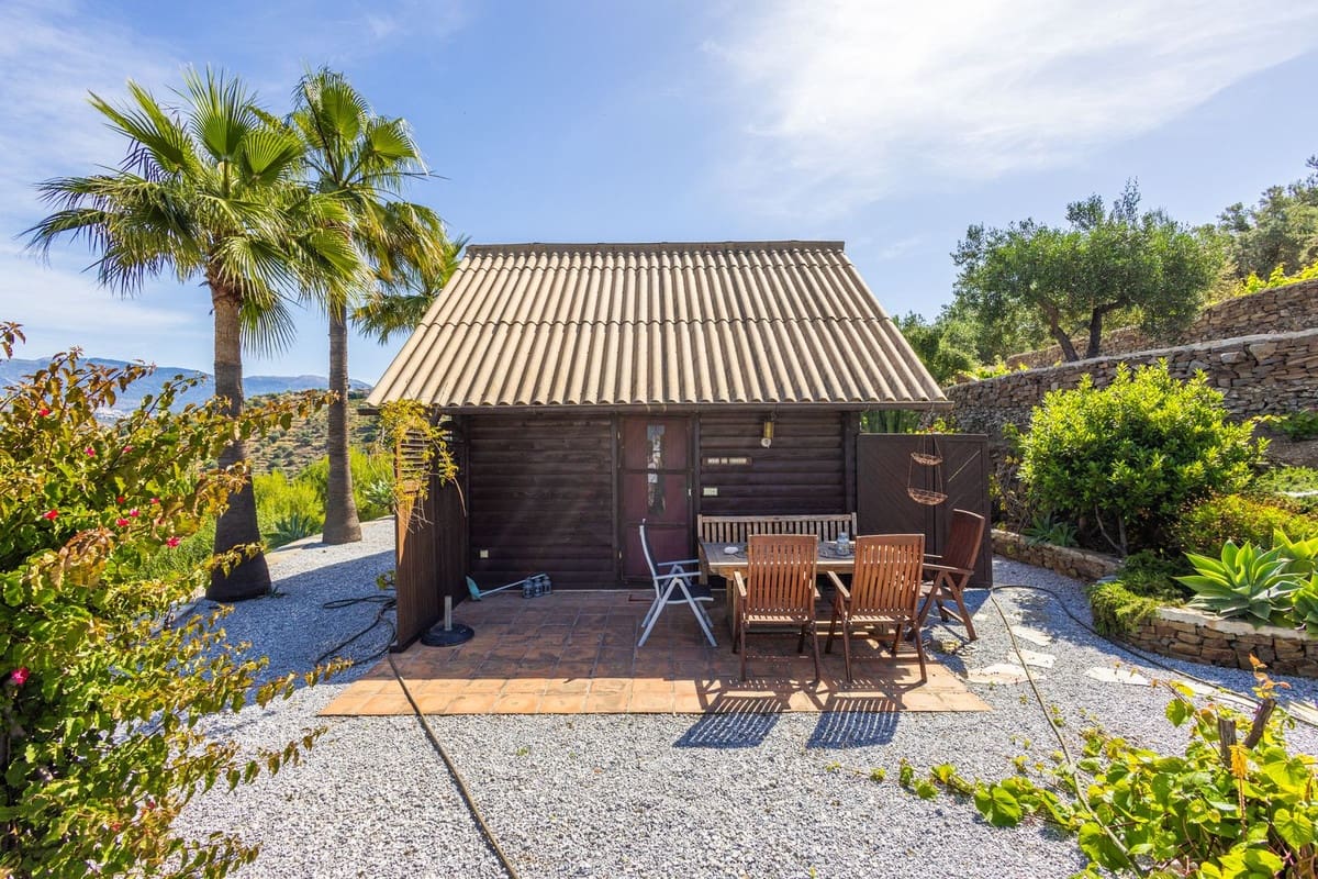 6 bedroom Villa for sale in Sayalonga with pool garage - € 890,000 (Ref: 9860659)