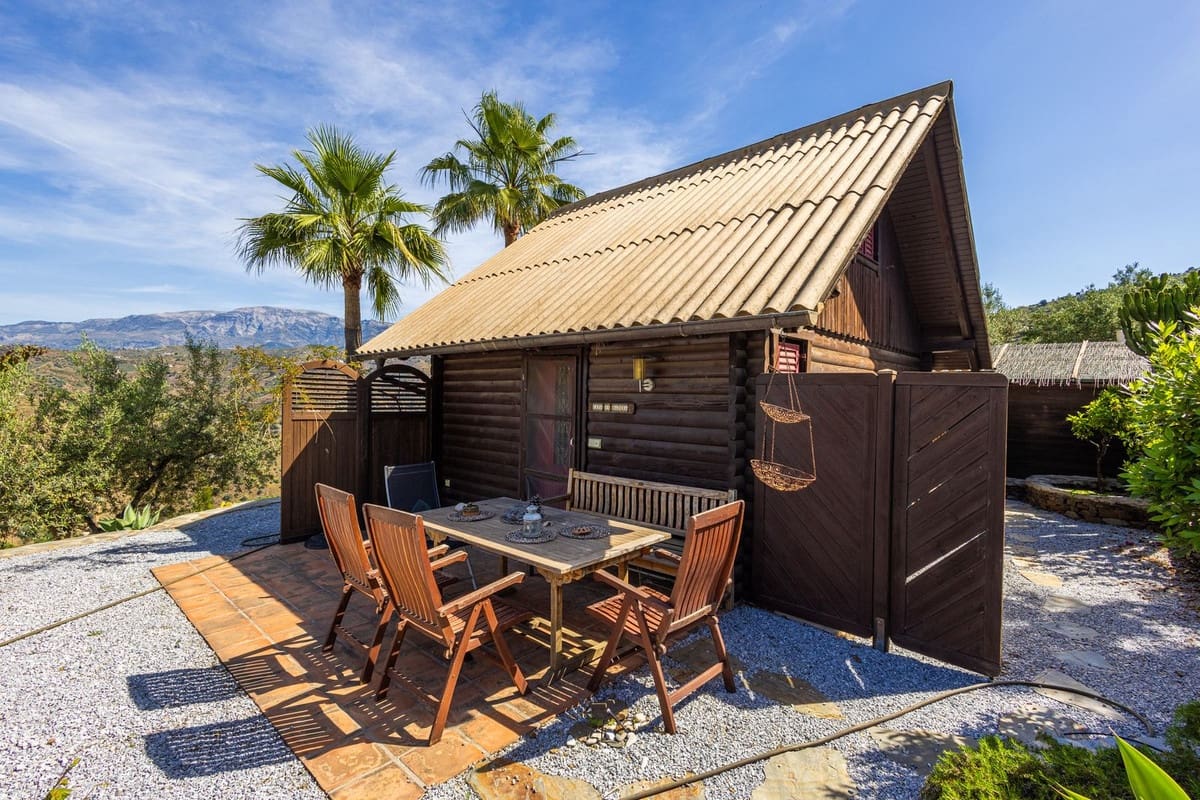 6 bedroom Villa for sale in Sayalonga with pool garage - € 890,000 (Ref: 9860659)