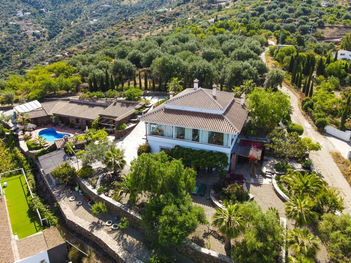 6 bedroom Villa for sale in Sayalonga with pool garage - € 890,000 (Ref: 9860659)