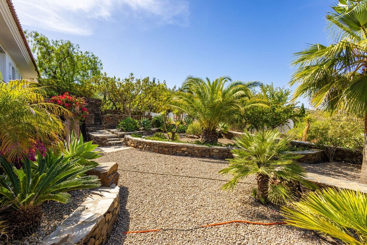 6 bedroom Villa for sale in Sayalonga with pool garage - € 890,000 (Ref: 9860659)