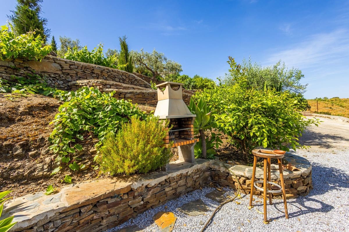6 bedroom Villa for sale in Sayalonga with pool garage - € 890,000 (Ref: 9860659)