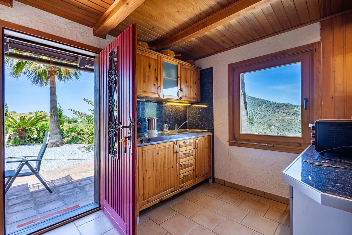 6 bedroom Villa for sale in Sayalonga with pool garage - € 890,000 (Ref: 9860659)