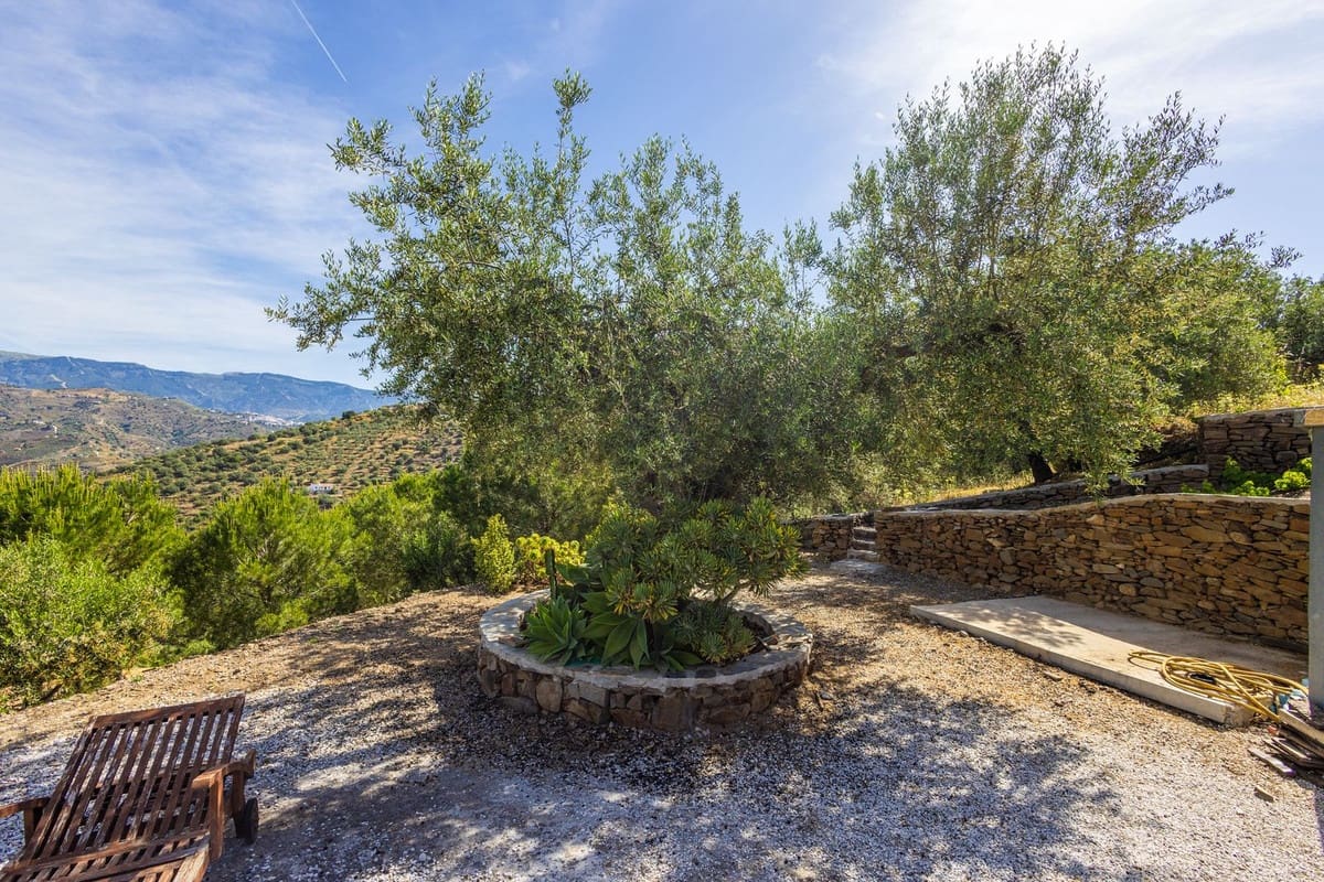 6 bedroom Villa for sale in Sayalonga with pool garage - € 890,000 (Ref: 9860659)