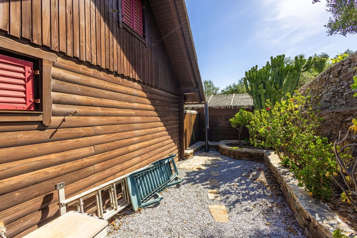 6 bedroom Villa for sale in Sayalonga with pool garage - € 890,000 (Ref: 9860659)