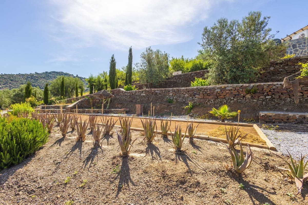 6 bedroom Villa for sale in Sayalonga with pool garage - € 890,000 (Ref: 9860659)