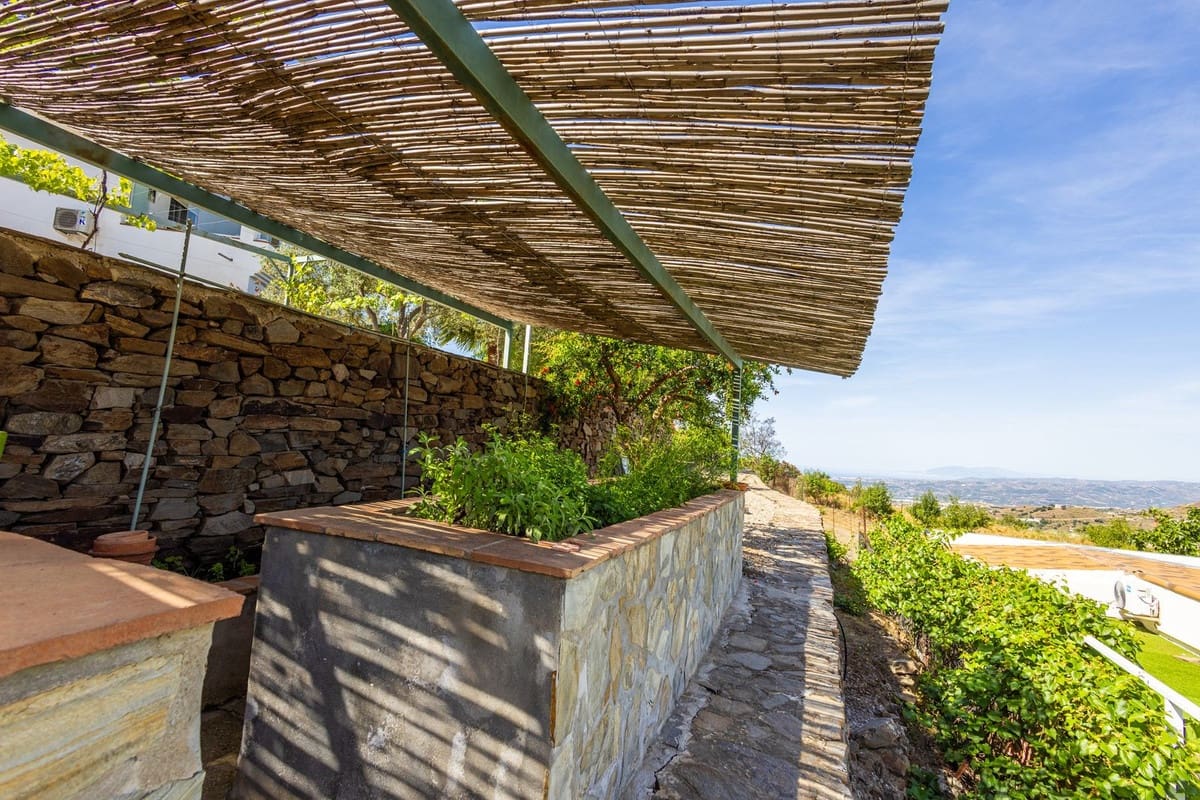 6 bedroom Villa for sale in Sayalonga with pool garage - € 890,000 (Ref: 9860659)