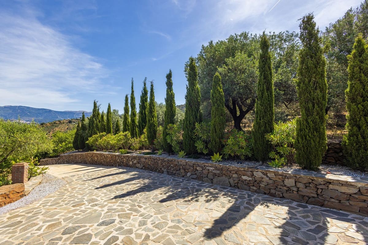 6 bedroom Villa for sale in Sayalonga with pool garage - € 890,000 (Ref: 9860659)