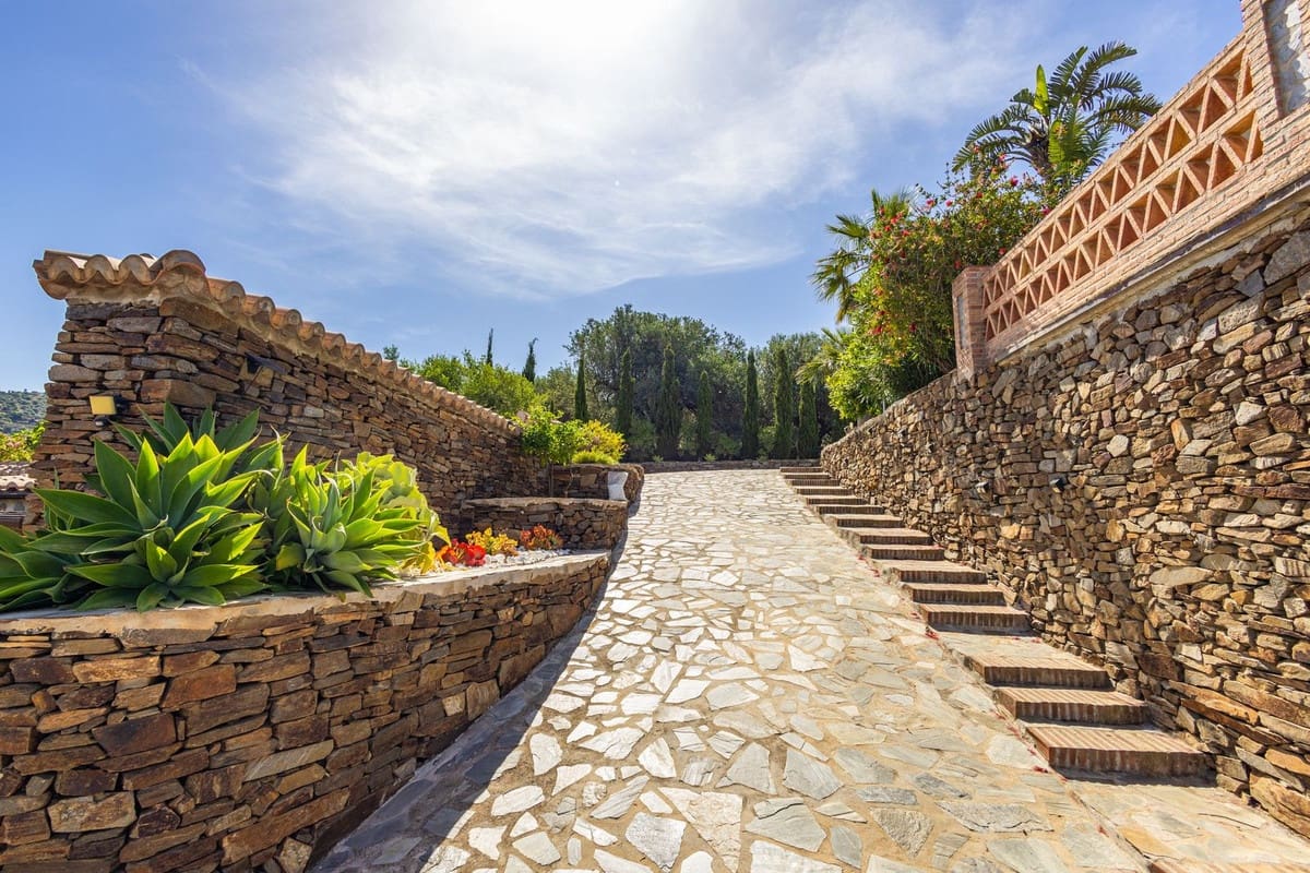 6 bedroom Villa for sale in Sayalonga with pool garage - € 890,000 (Ref: 9860659)