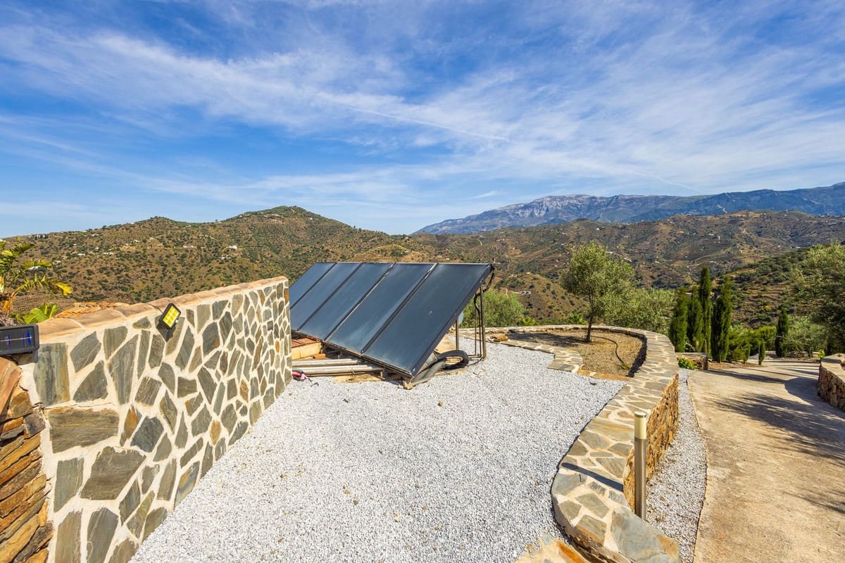 6 bedroom Villa for sale in Sayalonga with pool garage - € 890,000 (Ref: 9860659)
