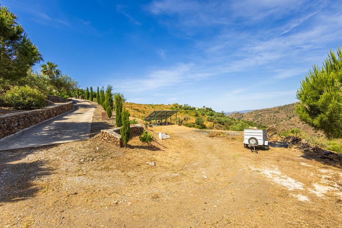 6 bedroom Villa for sale in Sayalonga with pool garage - € 890,000 (Ref: 9860659)
