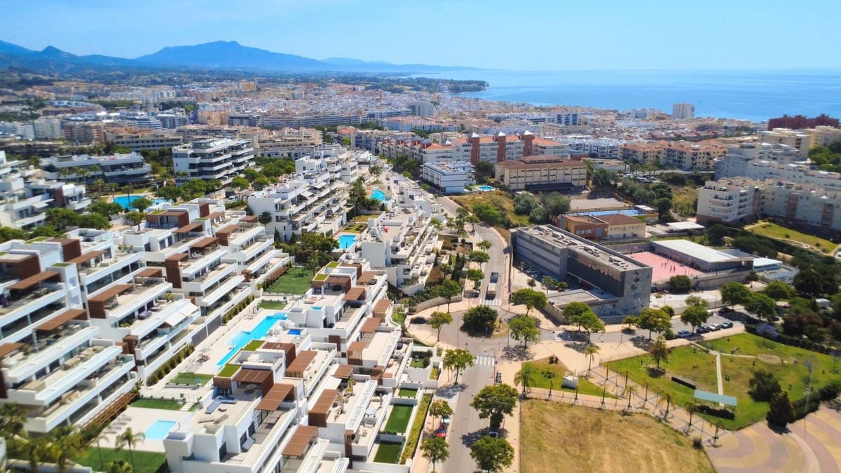 2 sypialnia Apartament na sprzedaż w Estepona z basenem garażem - 669 500 € (Ref: 9861071)