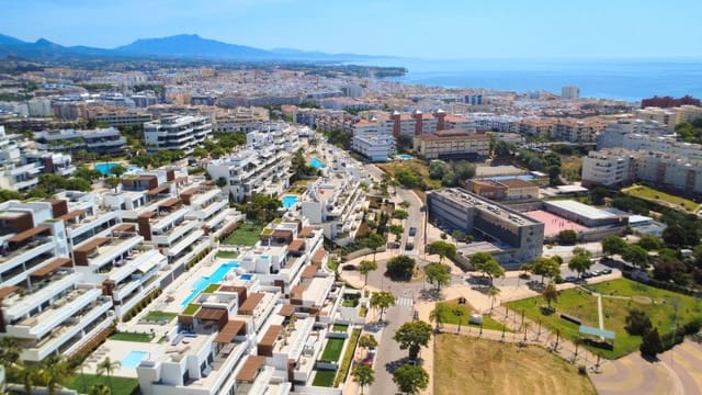 2 sypialnia Apartament na sprzedaż w Estepona z basenem garażem - 669 500 € (Ref: 9861071)