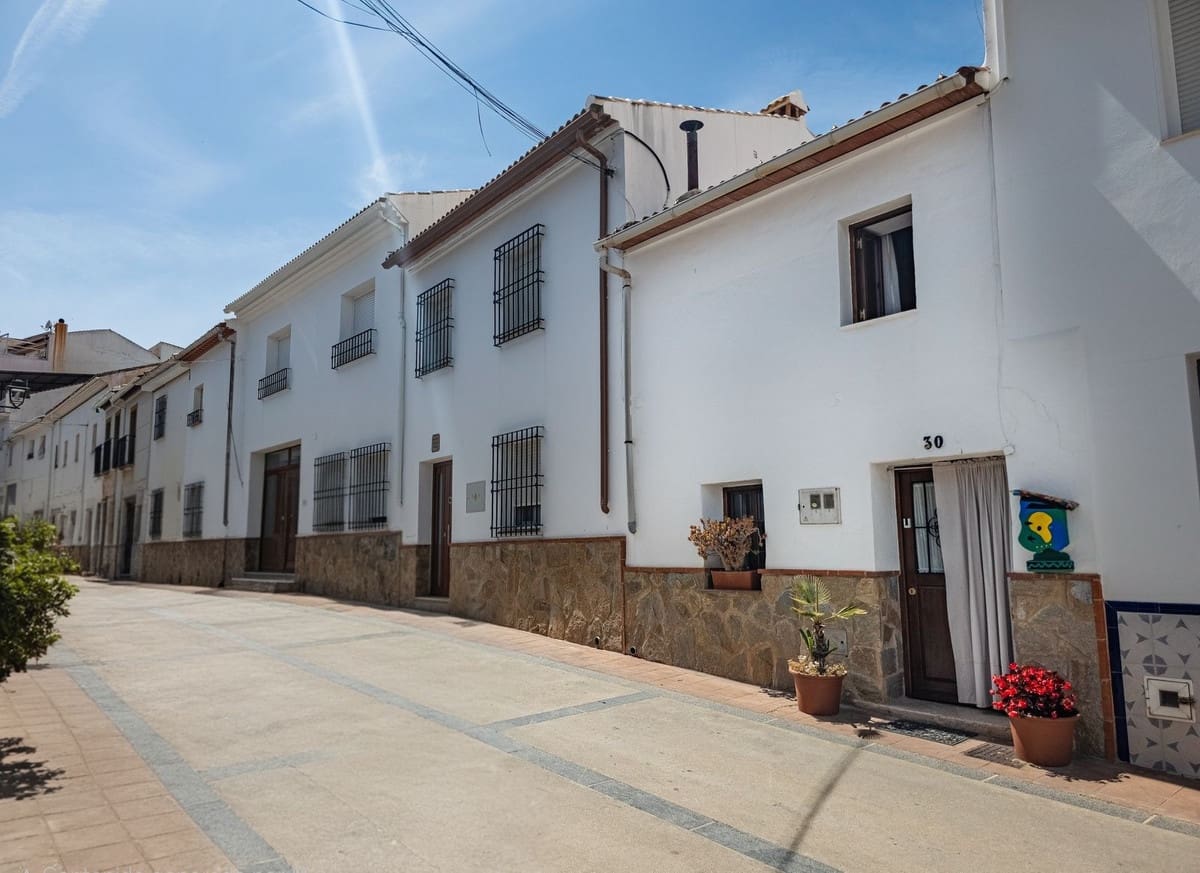 3 bedroom Townhouse for sale in Alfarnate with pool - € 259,000 (Ref: 9866197)