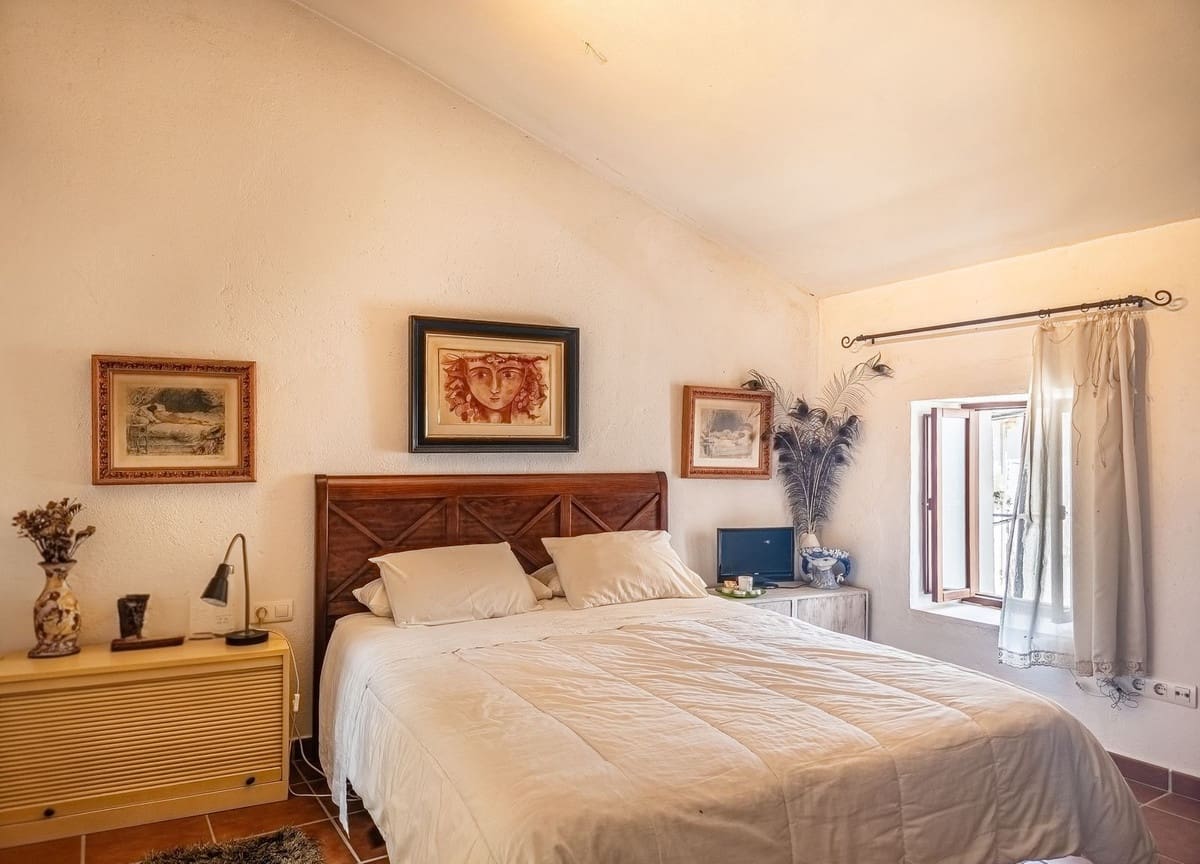 3 bedroom Townhouse for sale in Alfarnate with pool - € 259,000 (Ref: 9866197)