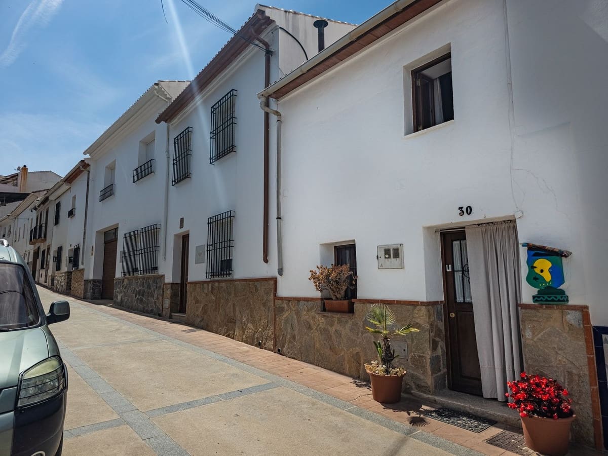 3 bedroom Townhouse for sale in Alfarnate with pool - € 259,000 (Ref: 9866197)