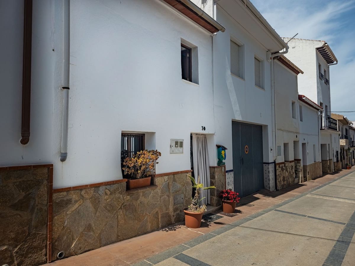 3 bedroom Townhouse for sale in Alfarnate with pool - € 259,000 (Ref: 9866197)