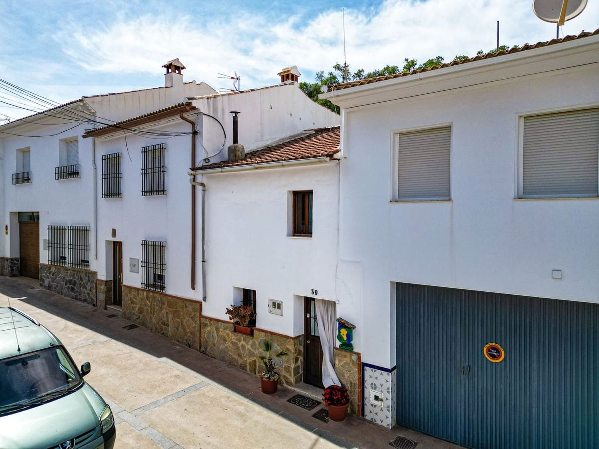 3 bedroom Townhouse for sale in Alfarnate with pool - € 259,000 (Ref: 9866197)