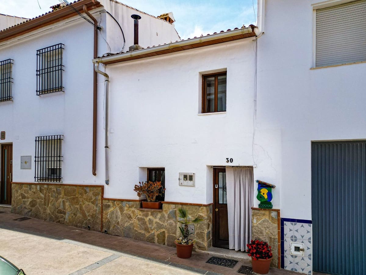 3 bedroom Townhouse for sale in Alfarnate with pool - € 259,000 (Ref: 9866197)