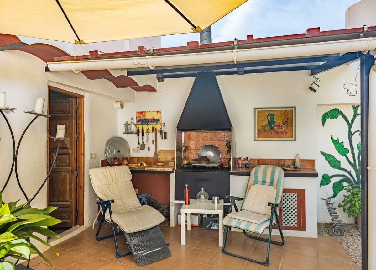 3 bedroom Townhouse for sale in Alfarnate with pool - € 259,000 (Ref: 9866197)