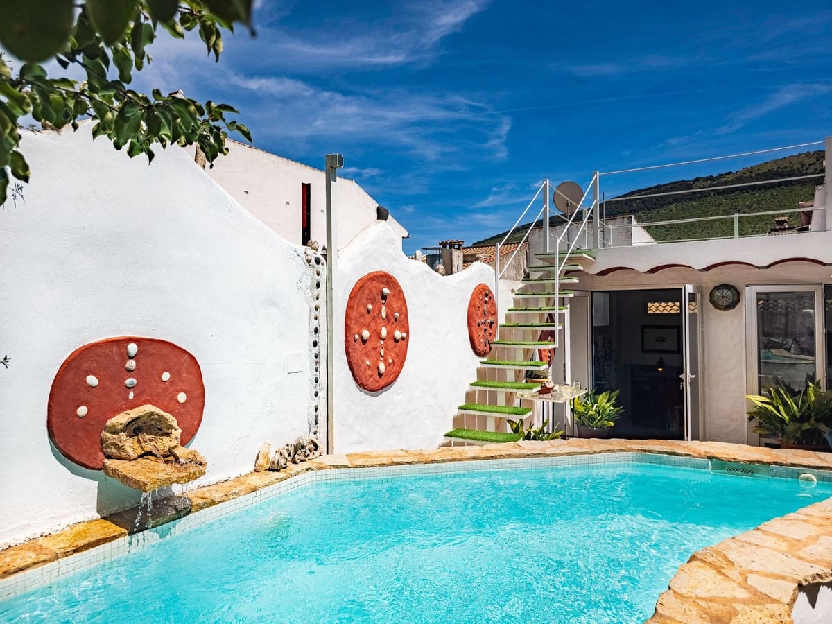 3 bedroom Townhouse for sale in Alfarnate with pool - € 259,000 (Ref: 9866197)