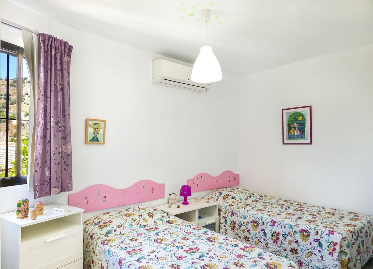 4 soverom Villa til salgs i Almunecar med svømmebasseng garasje - € 575 000 (Ref: 9877234)