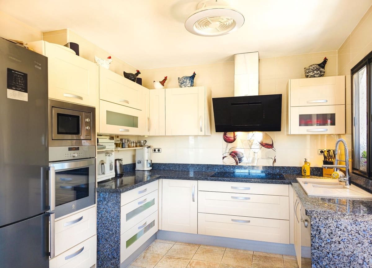 4 soverom Villa til salgs i Almunecar med svømmebasseng garasje - € 575 000 (Ref: 9877234)