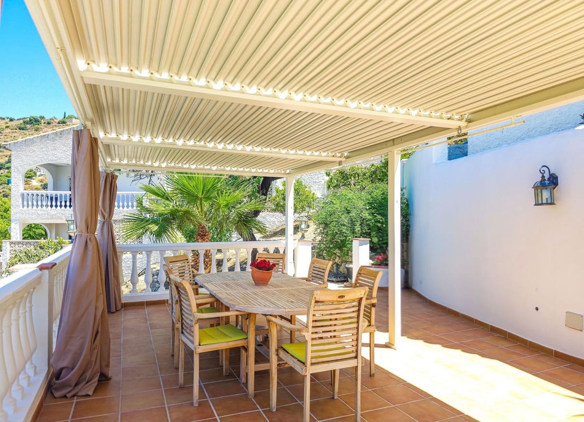 4 soverom Villa til salgs i Almunecar med svømmebasseng garasje - € 575 000 (Ref: 9877234)