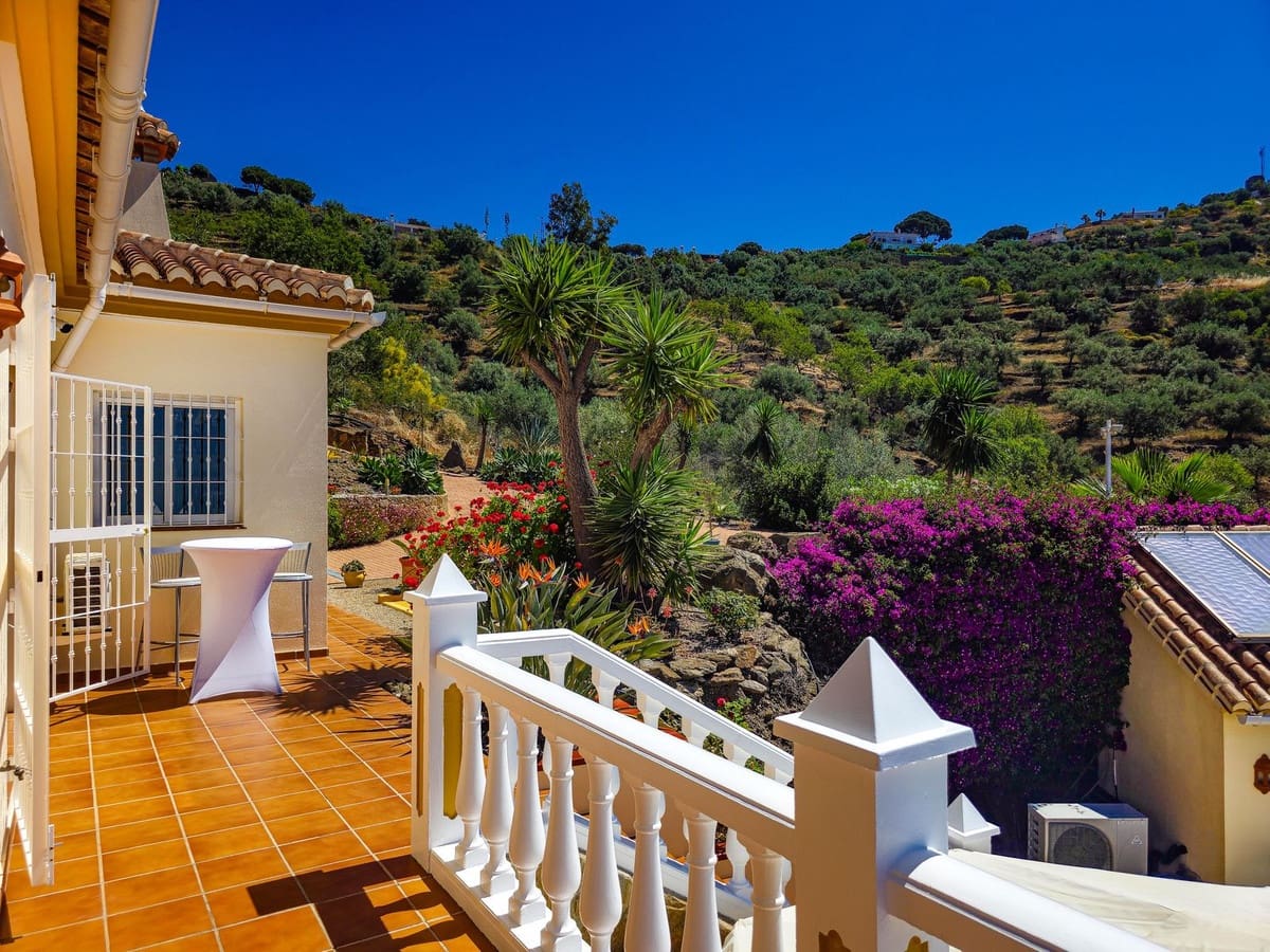 4 bedroom Villa for sale in Arenas with pool garage - € 980,000 (Ref: 9888238)