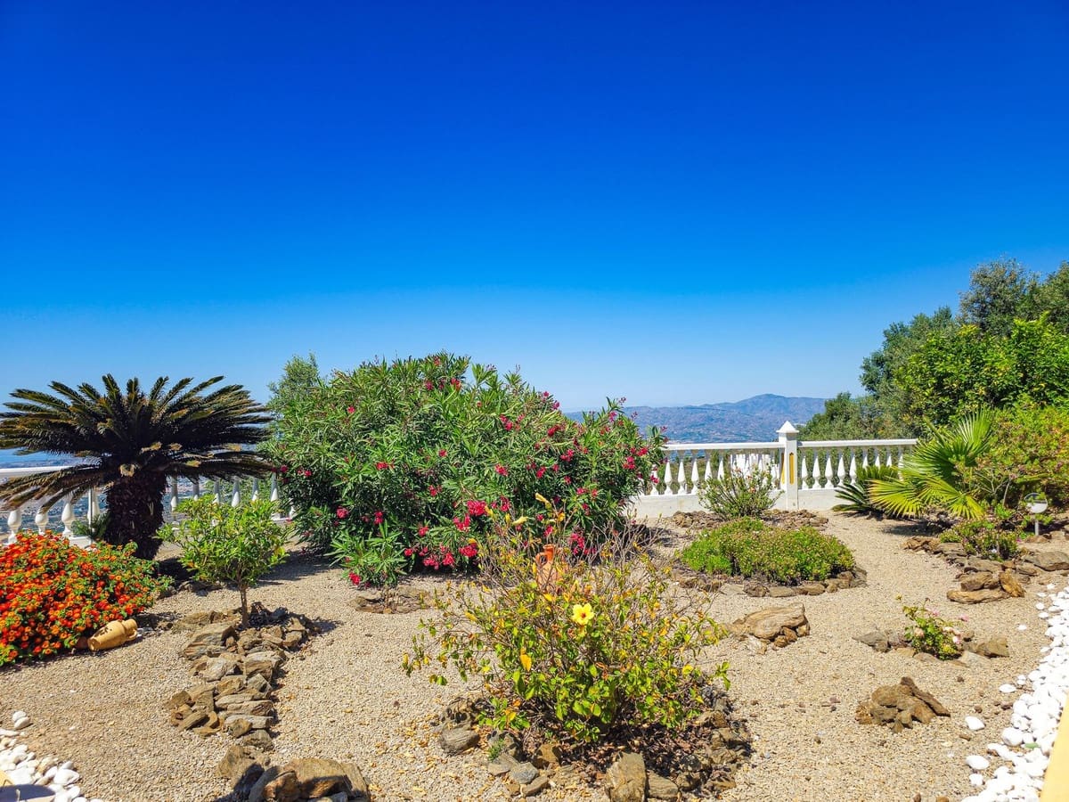 4 bedroom Villa for sale in Arenas with pool garage - € 980,000 (Ref: 9888238)