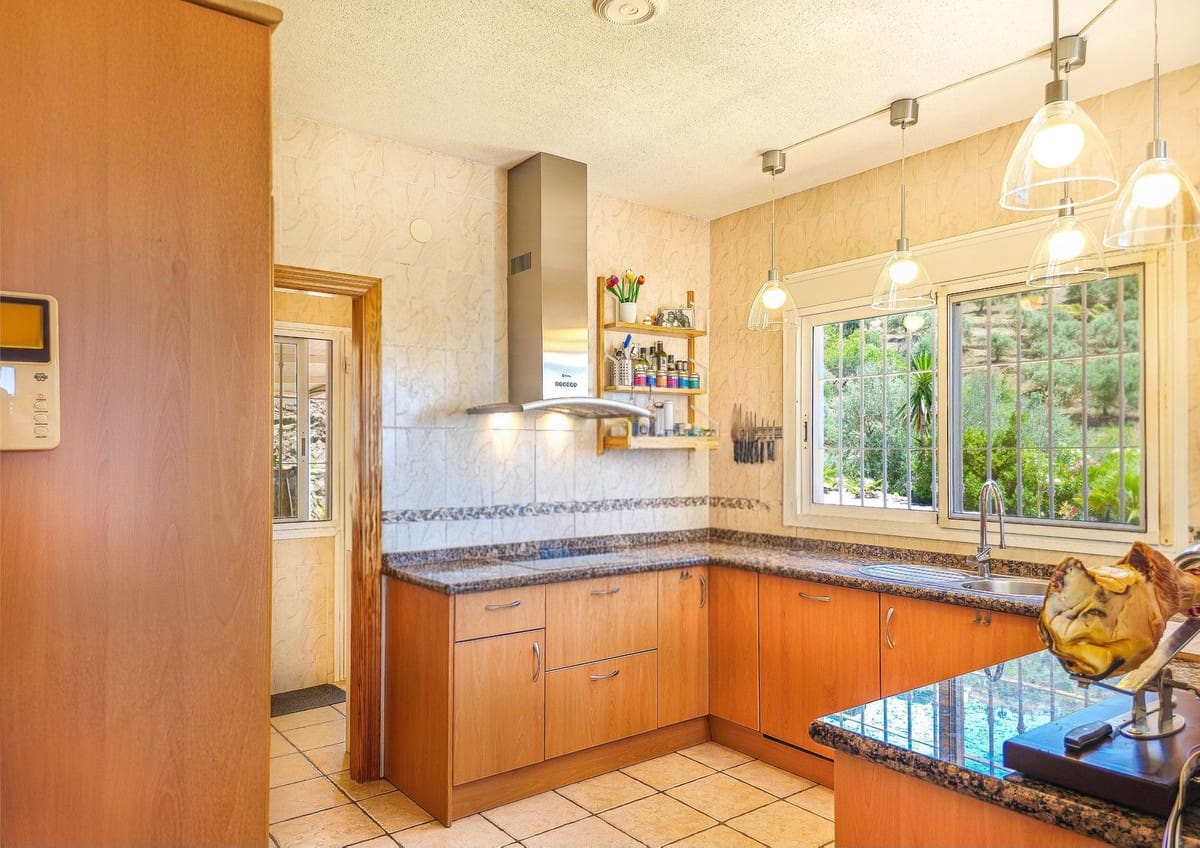 4 bedroom Villa for sale in Arenas with pool garage - € 980,000 (Ref: 9888238)