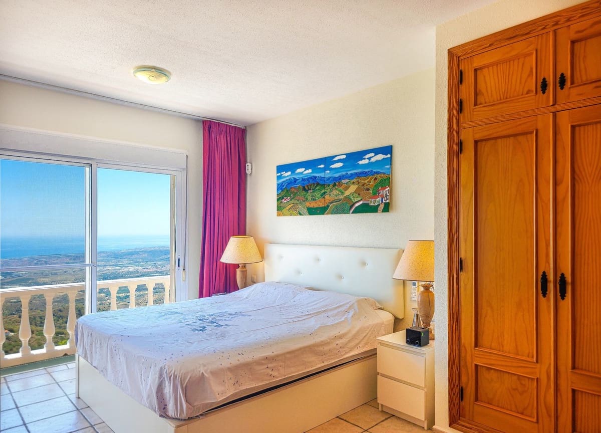4 bedroom Villa for sale in Arenas with pool garage - € 980,000 (Ref: 9888238)
