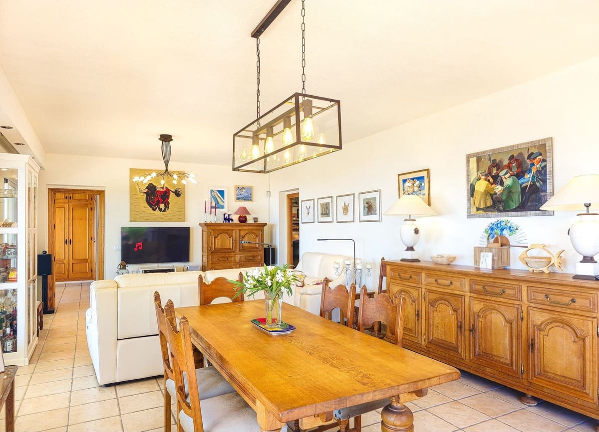 4 bedroom Villa for sale in Arenas with pool garage - € 980,000 (Ref: 9888238)