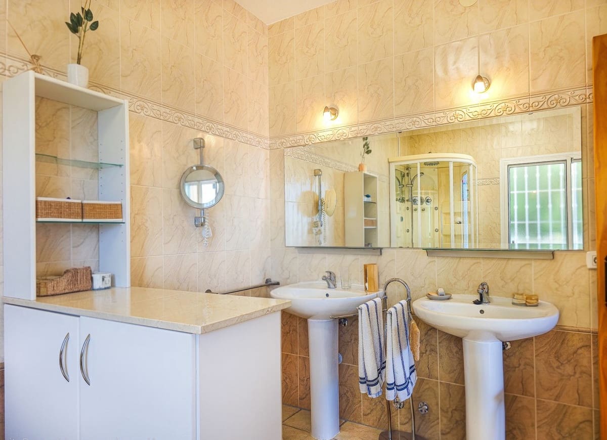 4 bedroom Villa for sale in Arenas with pool garage - € 980,000 (Ref: 9888238)