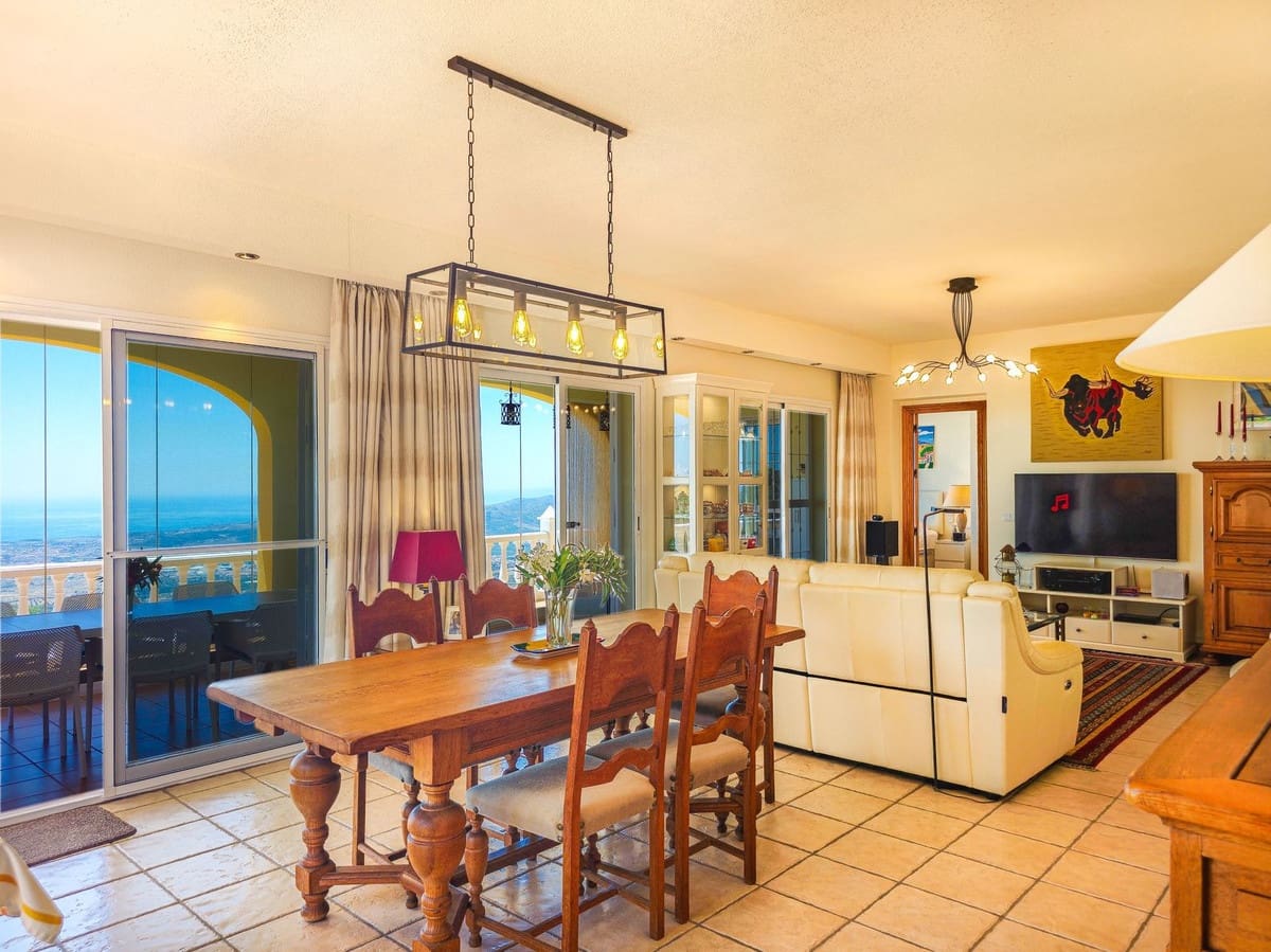 4 bedroom Villa for sale in Arenas with pool garage - € 980,000 (Ref: 9888238)