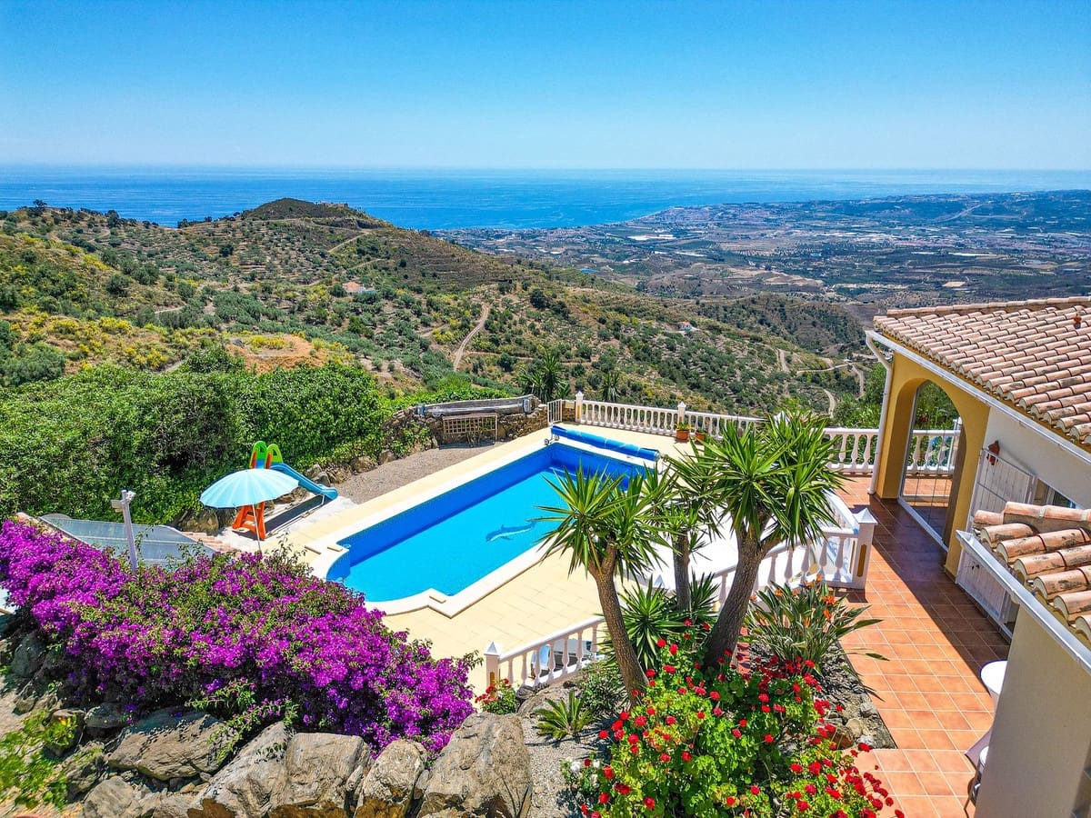 4 bedroom Villa for sale in Arenas with pool garage - € 980,000 (Ref: 9888238)