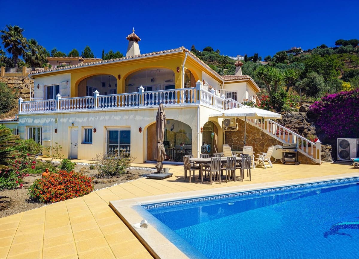 4 bedroom Villa for sale in Arenas with pool garage - € 980,000 (Ref: 9888238)