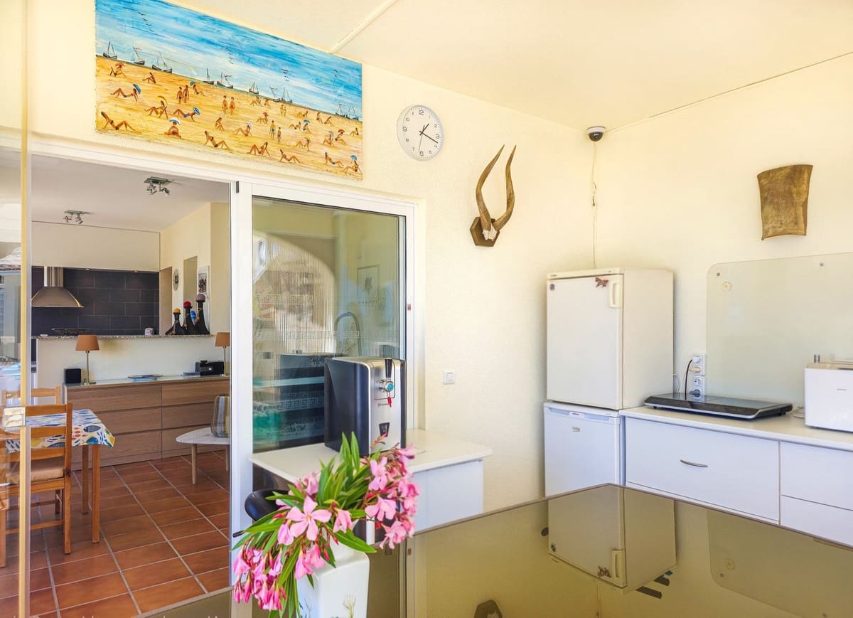 4 bedroom Villa for sale in Arenas with pool garage - € 980,000 (Ref: 9888238)