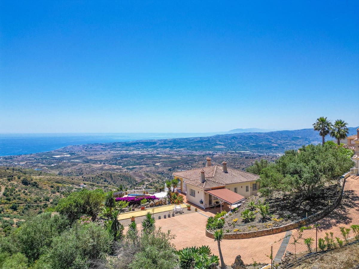 4 bedroom Villa for sale in Arenas with pool garage - € 980,000 (Ref: 9888238)