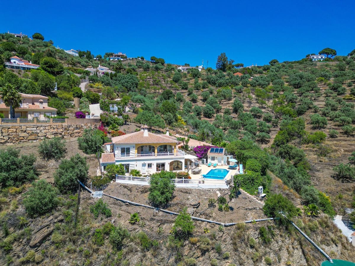 4 bedroom Villa for sale in Arenas with pool garage - € 980,000 (Ref: 9888238)
