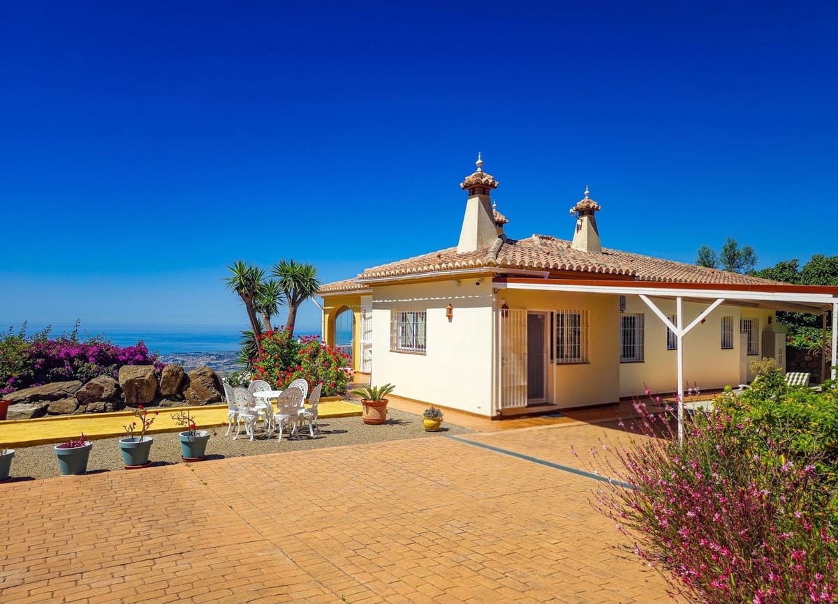 4 bedroom Villa for sale in Arenas with pool garage - € 980,000 (Ref: 9888238)