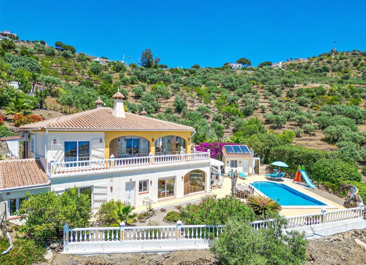 4 bedroom Villa for sale in Arenas with pool garage - € 980,000 (Ref: 9888238)