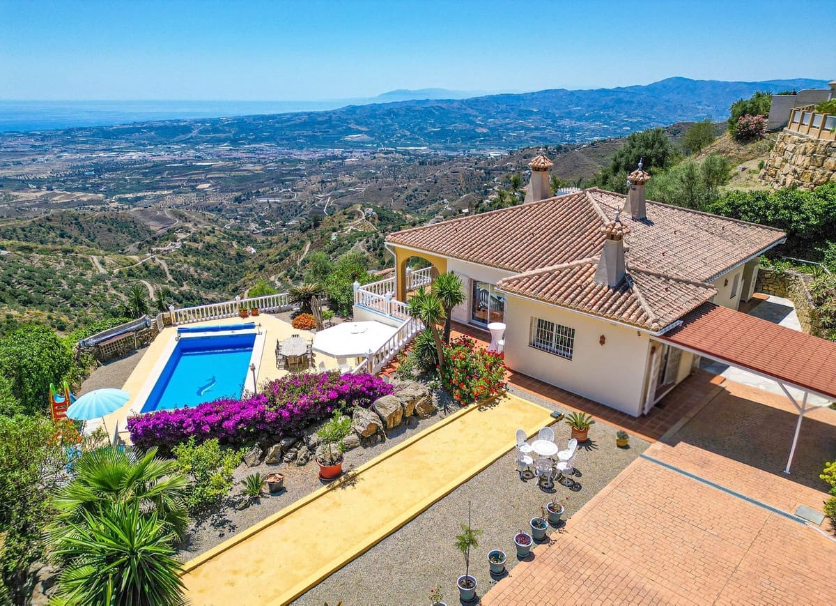4 bedroom Villa for sale in Arenas with pool garage - € 980,000 (Ref: 9888238)