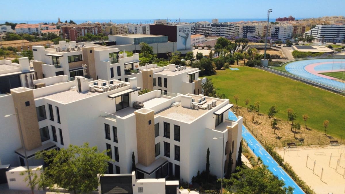 2 sypialnia Penthouse na sprzedaż w Estepona z basenem garażem - 510 000 € (Ref: 9898402)