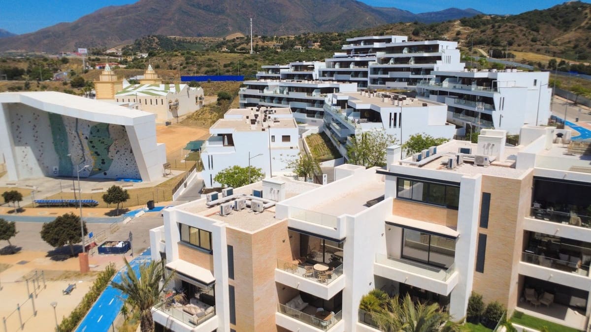 2 sypialnia Penthouse na sprzedaż w Estepona z basenem garażem - 510 000 € (Ref: 9898402)