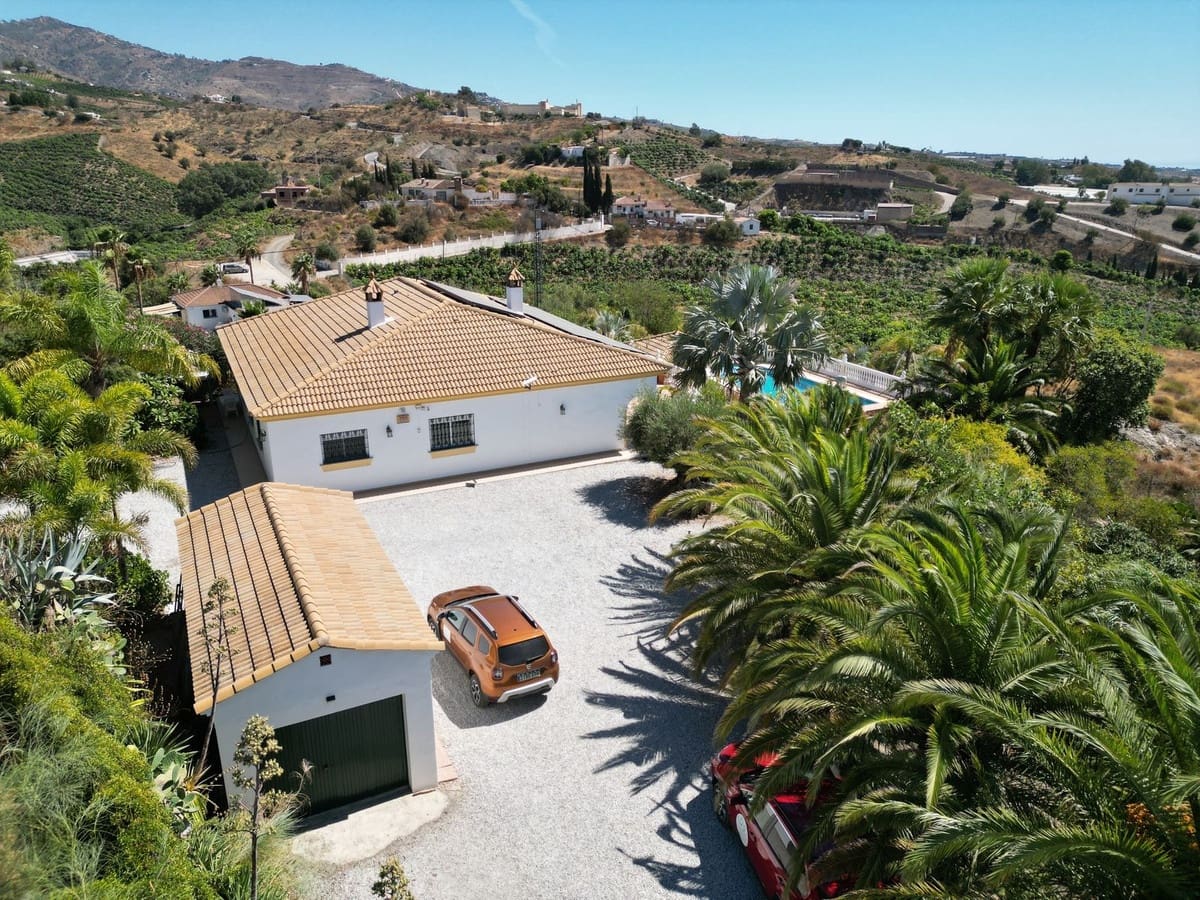 4 bedroom Finca/Country House for sale in Velez-Malaga with pool garage - € 795,000 (Ref: 9899838)